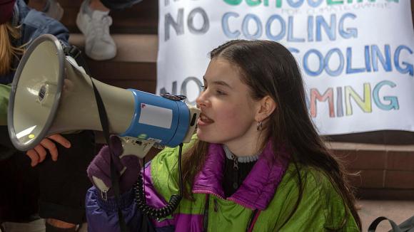 Jugendliche mit Megaphon am Klimastreik