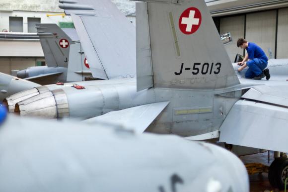 Mechaniker der Ruag wartet Kampfflugzeuge der Schweizer Luftwaffe