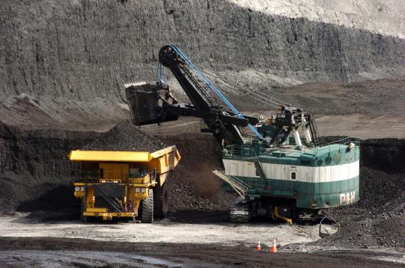 Guindaste de mina despeja carvão em um caminhão