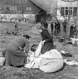 Mujeres recogiendo objetos del suelo.