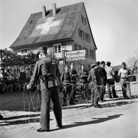 Schweizer Grenze: Aufgemaltes Schweizer Kreuz auf Hausdach