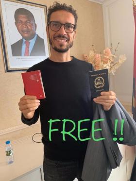 Homem exibe passaportes suíço e angolano