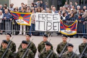 Soldados suizos delante de manifestantes pro-Tíbet