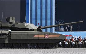 Le char de combat russe Armata T-14 peut tirer de manière autonome sur des cibles