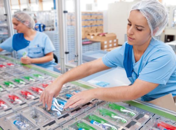 Funcionários de uma empresa com uniformes