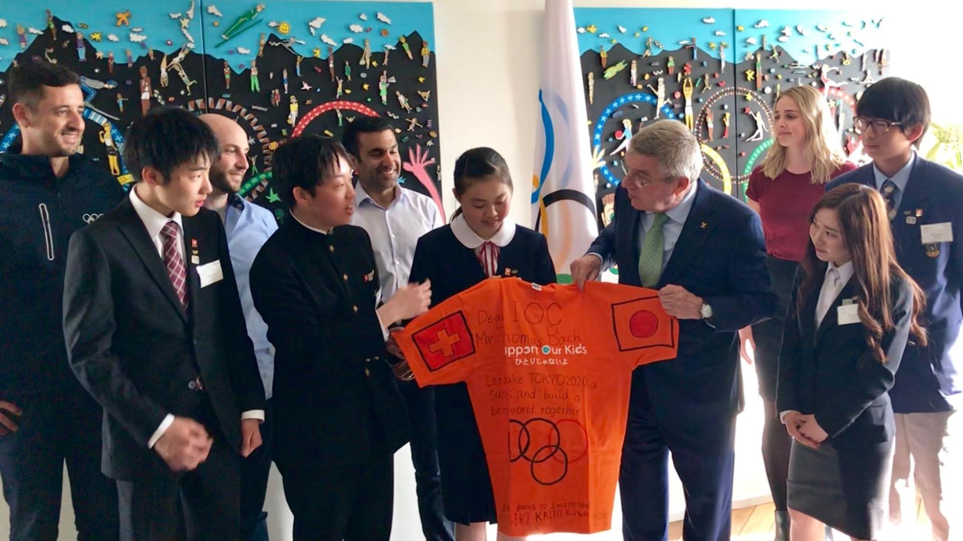 Ioc会長に平和メッセージ入りのtシャツを贈る被災地の中高生 Swi Swissinfo Ch