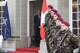 Soldats au garde à vous
