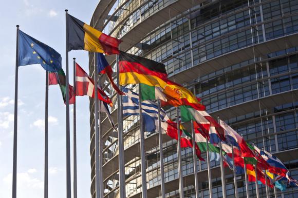 Banderas de varios países europeos ondean delante de un edificio