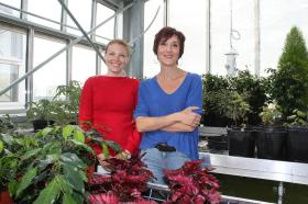 Dos mujeres rodeadas de plantas