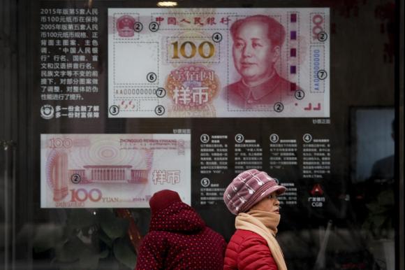 今年2月展示最新百元大钞样币的北京某银行窗口