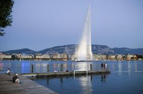 Lago de Ginebra con chorro de agua