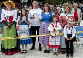 descendentes de suíços no Uruguai em trajes típicos