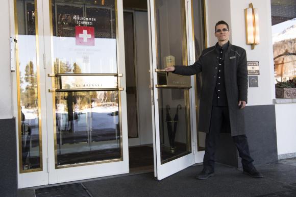 Portier vor einer Hoteltüre in St. Moritz