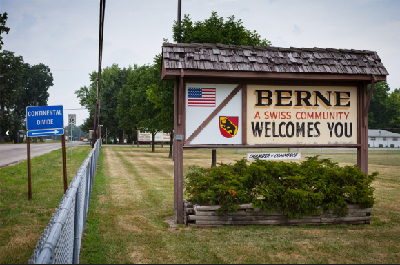 Cartel de bienvenida en la entrada de la ciudad de Berna, en Indiana