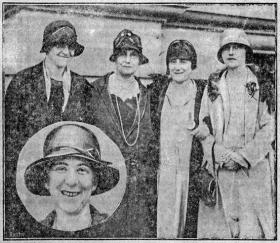 Foto antigua de cuatro mujeres en el año 1929