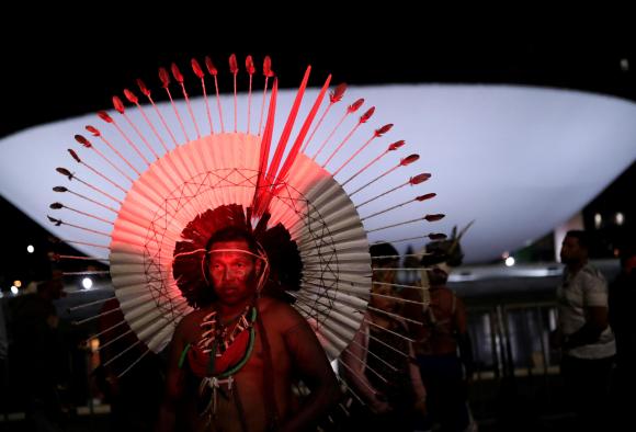 Indígena em frente ao Congresso Nacional, em Brasília