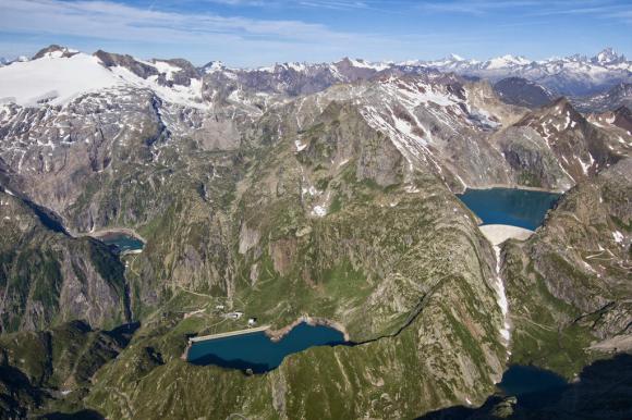 Imagen aérea de los Alpes con lagos