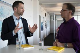 Buchautor Niklaus Nuspliger (links) beim Live-Gespräch mit swissinfo.ch-Journalist Renat Kuenzi