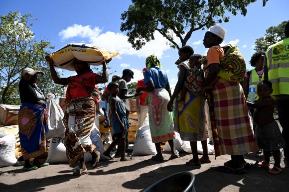 Geflohenen Menschen in Muwawa werden von dem Welternährungsprogramm mit Essenslieferungen unterstützt