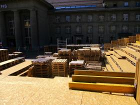 Des palettes de bois devant la gare de Bienne