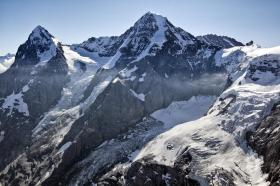 三大名峰（アイガー、メンヒ、ユングフラウ）と氷河