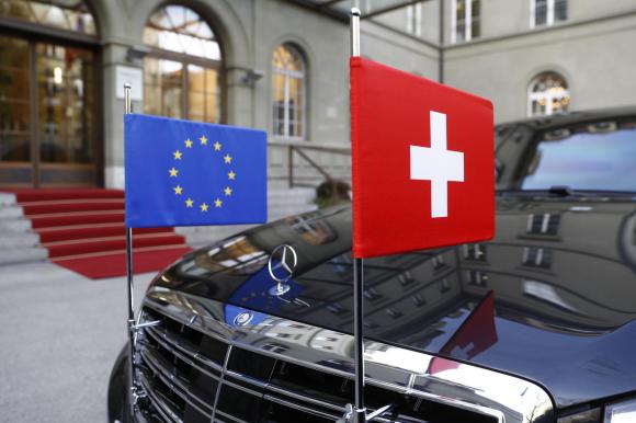 Coche de lujo con las banderas europea y suiza en el capó