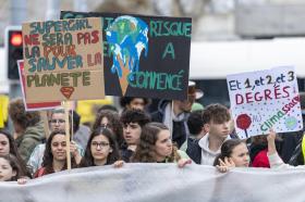Jugendliche an einer Klimademo