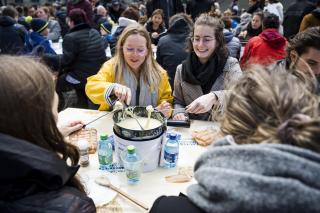 Jeunes femmes en train de manger une fondue