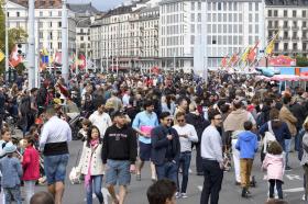 Une foule de gens marquent au centre de Genève