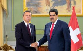 Nicolás Maduro y Didier Chassot se estrechan la mano