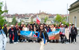 スイスの町を観光する大勢の中国人団体客