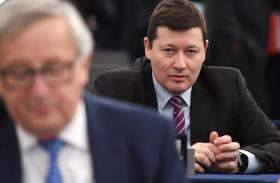 Martin Selmayr, secretario general de la Comisión Europea, detras de Jean-Claude Juncker