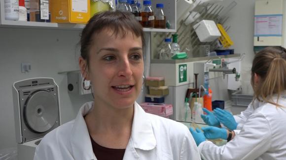 Primero plano de la microbióloga Elena Gómez Sanz en laboratorio