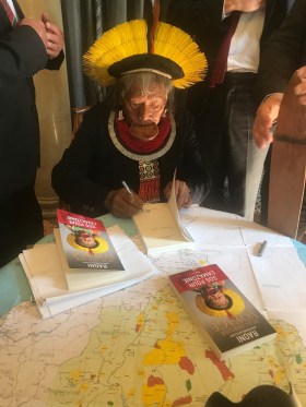 Cacique Raoni autografa seu livro em Genebra