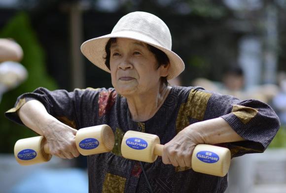 Japanerin hält Gewichte