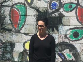 Marcia Tiburi com fundo de grafiti