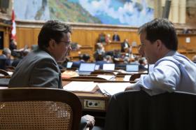 スイス連邦議事堂内で話し合う二人の男性議員