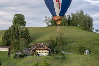 2019年5月30日星期四，在瑞士维利绍举办的瑞士热气球锦标赛赛事期间，一只热气球正蓄势待发、缓缓升空。