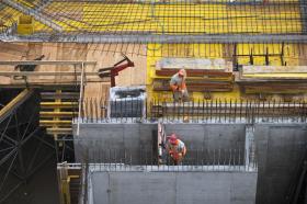 muratori su un cantiere