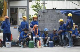 タイ・バンコク市内の建築現場で待機するカンボジア人建設作業員