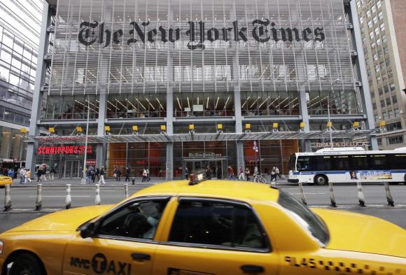 Edificio del New York Times con un taxi amarillo enfrente.