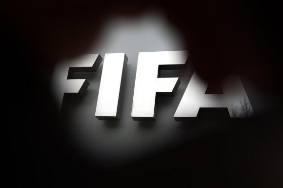 Logo de la FIFA entre penumbras