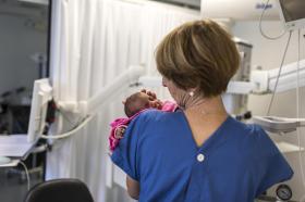 Una enfermera con un bebé