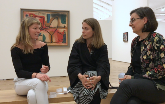 Drei Frauen diskutieren im Museum Paul Klee vor einem Bild des Künstlers