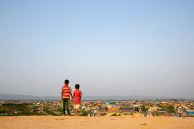 Deux enfants sur une colline au-dessus du camp de réfugiés
