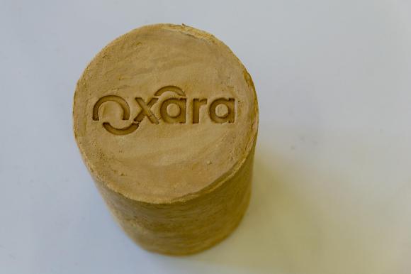 Ein Zylinder mit der Aufschrift oxara.