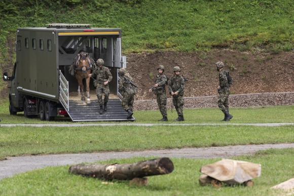 Soldados suben a un camión militar.