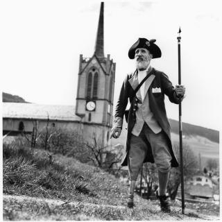 Un homme marche en boîtant