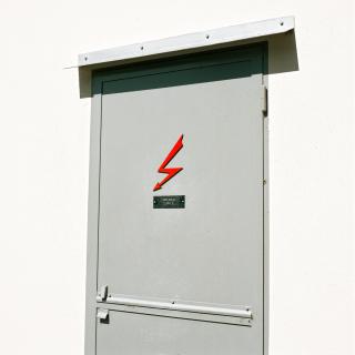 Puerta con señalamiento de electricidad