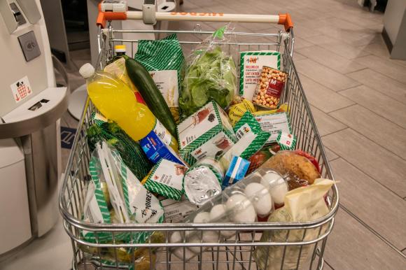 Chariot de supermarché plein de produits.
